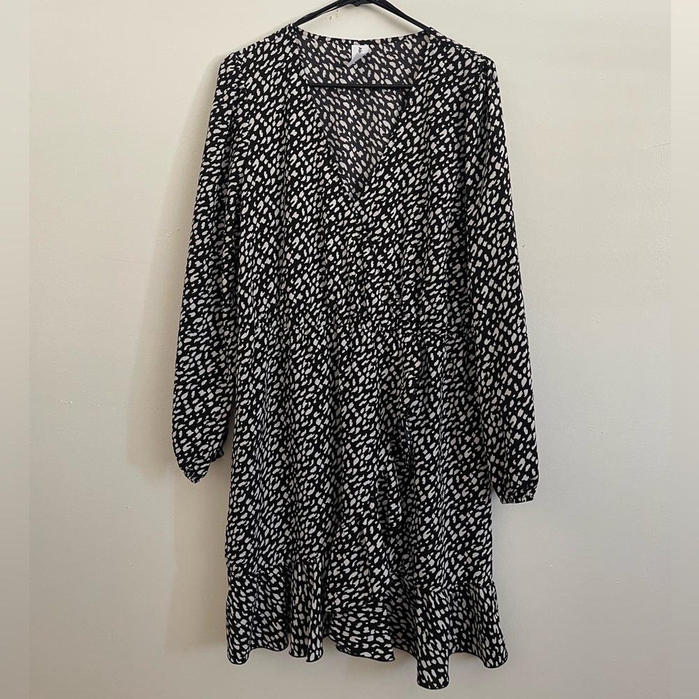 Black and white long sleeve dress